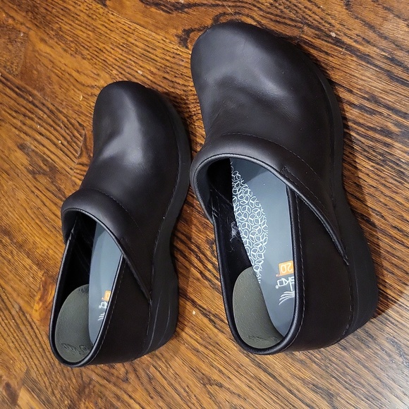 Dansko Black XP 2.0 Black Waterproof Pull Up Professional Work Clogs, Size 35 - Picture 7 of 12